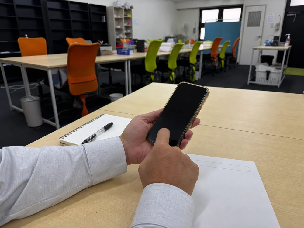 スマホとメモを使って問い合わせる手元